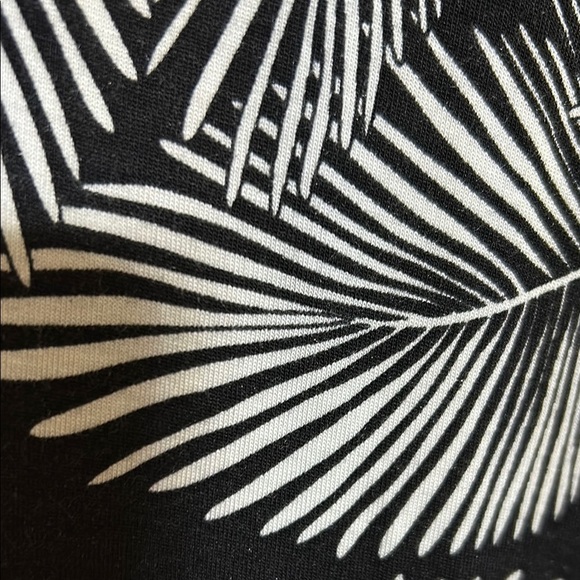 Chic Black and White Leaf Print Split, Wide Leg Pants and Top - Picture 3 of 7